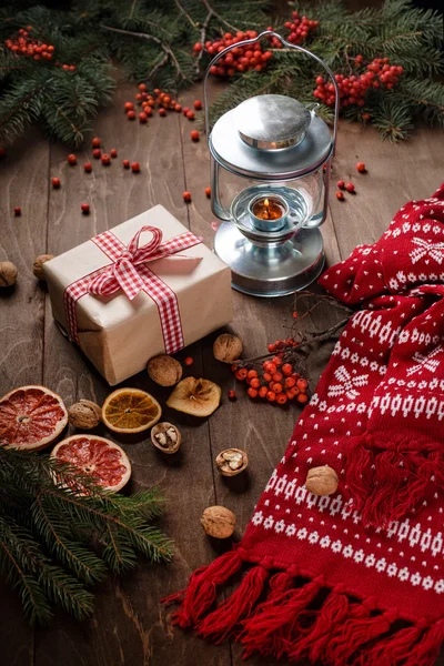 Weihnachtskerzen und Tannenzweige auf einem hölzernen Hintergrund — Stockfoto