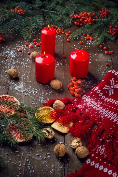 Christmas candles and fir tree branches on a wooden background — Stock Photo, Image