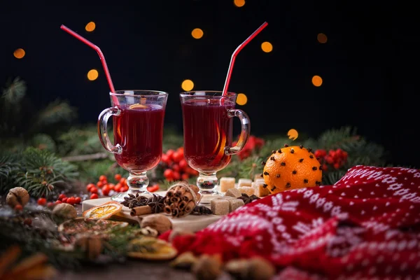 Tannenzweige, zwei Gläser Glühwein auf einem Holztisch — Stockfoto