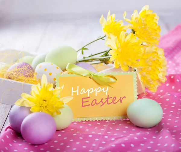 Easter eggs on a pink tablecloth, closeup. Space for text — Stock Photo, Image