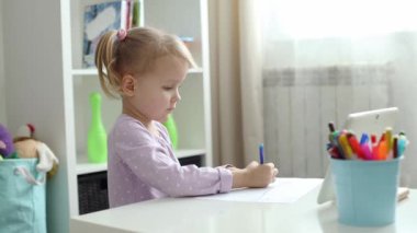 Küçük kız internet ve tablet kullanarak resim yapmayı öğreniyor.