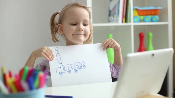 Маленька дівчинка вчиться малювати онлайн, використовуючи Інтернет і планшет . — стокове відео