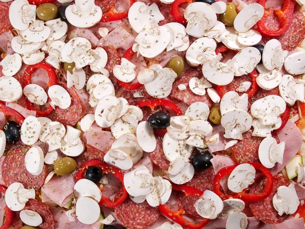 Pizza cruda de pepperoini — Foto de Stock