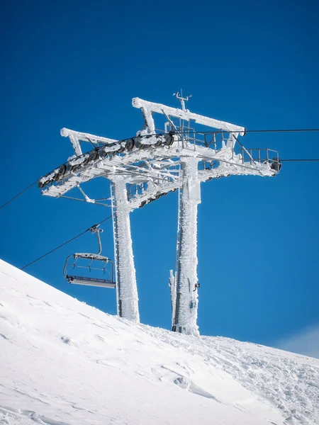 冷冻的滑雪缆车 — 图库照片