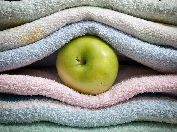 Apple and towels — Stock Photo, Image