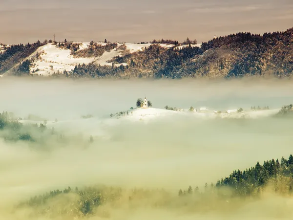 Eglise dans le brouillard — Photo