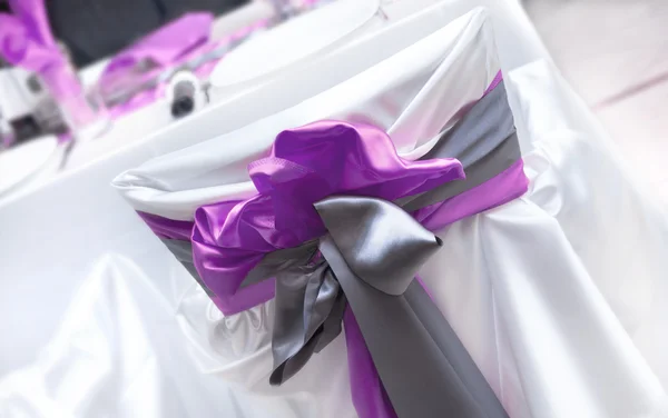 婚礼紫色弓 免版税图库照片