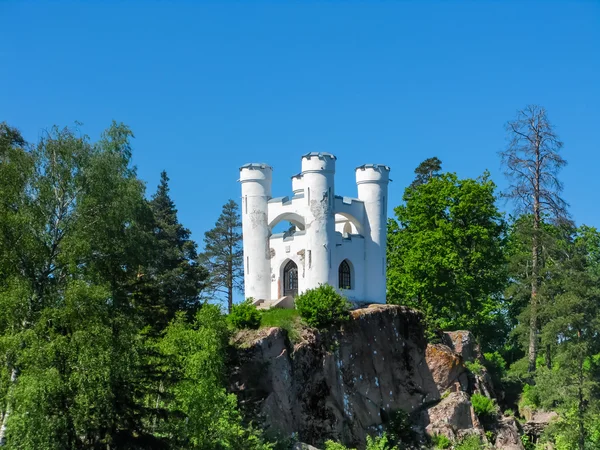 Burg auf dem Felsen im Park von Monrepo — Stockfoto