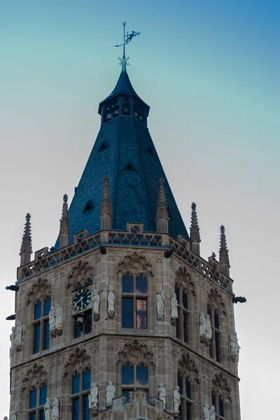 Närbild på gamla tornet i koln — Stockfoto