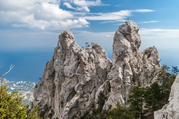 Dağlar mavi gökyüzüne karşı — Stok fotoğraf