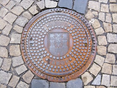 kaldırım yolda kanalizasyon kapağı