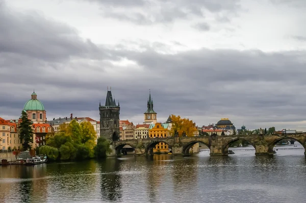 Widok na most Charlesa w Pradze — Zdjęcie stockowe