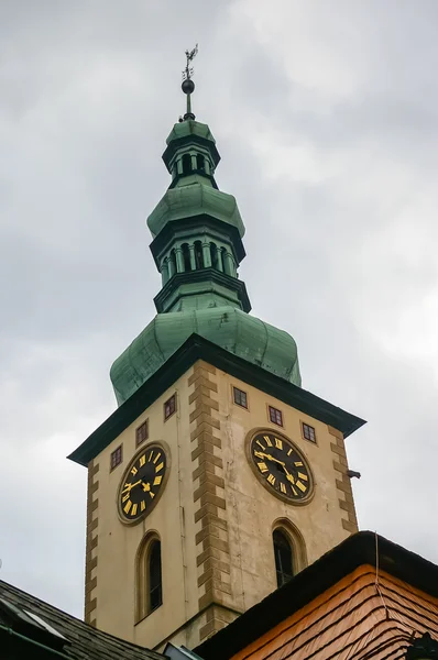 Oude toren met klok — Stockfoto