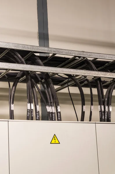 Primer plano de la placa eléctrica con cables —  Fotos de Stock