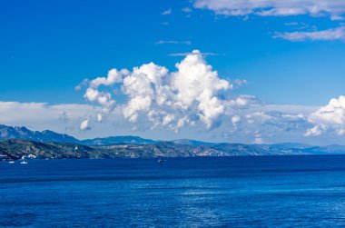 Kırım Dağları üzerinde beyaz bulut