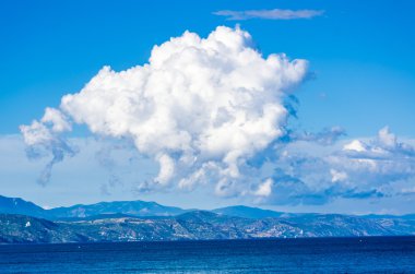 Kırım Dağları üzerinde beyaz bulut