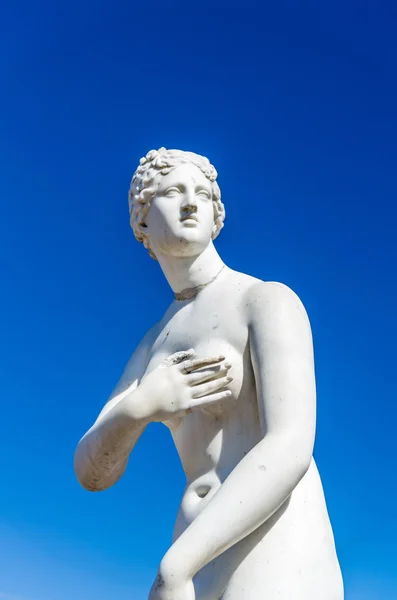 Lukke hvit kvinnelig statue – stockfoto