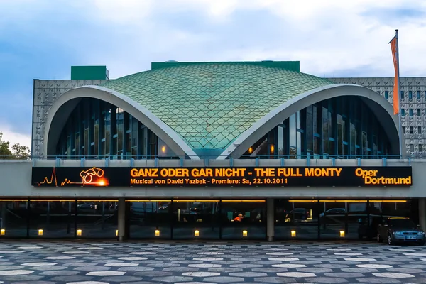dortmund opera binası görünüm akşam