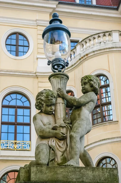 Estatua de dos ángeles con lámpara — Foto de Stock