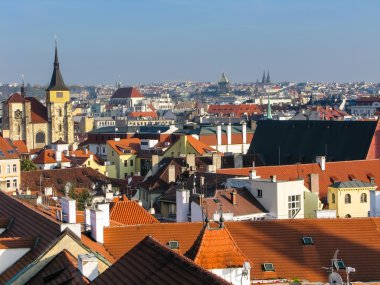 Prag'da çatılarda göster