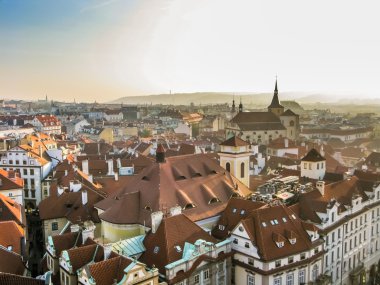 Prag'da çatılarda göster