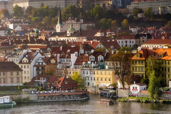 Prag ve vltava Nehri üzerinde göster — Stok fotoğraf