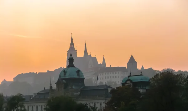 Vista do pôr do sol sobre Praga e Catedral de São Vito — Fotografia de Stock
