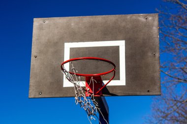 Basketbol Panyası mavi gökyüzü arka plan üzerinde