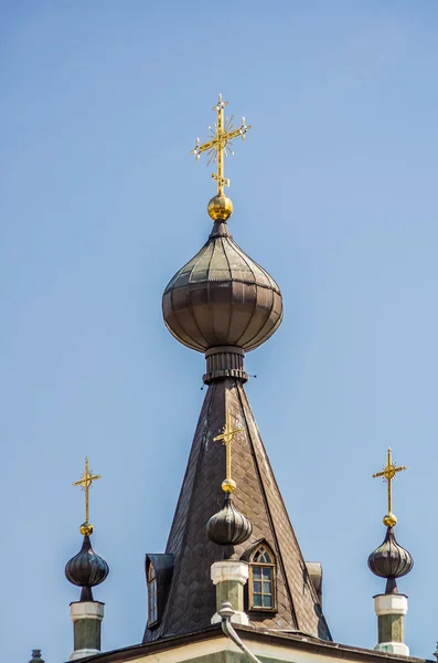 Croix et dômes de l'église d'Aloushta — Photo