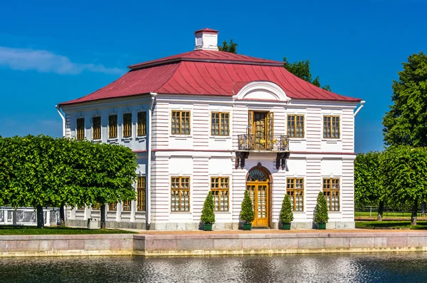 Marly Pałac w peterhof — Zdjęcie stockowe