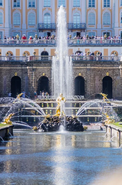 Vista sulla Fontana della Grande Cascata a Peterhof, Russia — Foto Stock