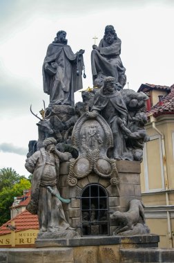 Prag'daki charles Köprüsü'nde heykel