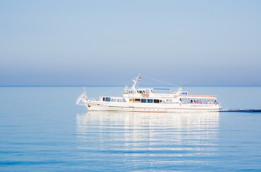 Gemi denizde yelken açıyor.