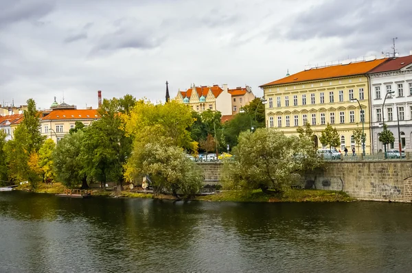 Vue sur le remblai à Prague — Photo