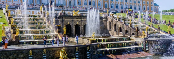 Blick auf großen Kaskadenbrunnen in Peterhof, Russland — Stockfoto