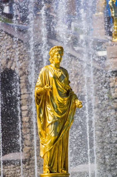 Zlatá socha ve městě peterhof — Stock fotografie