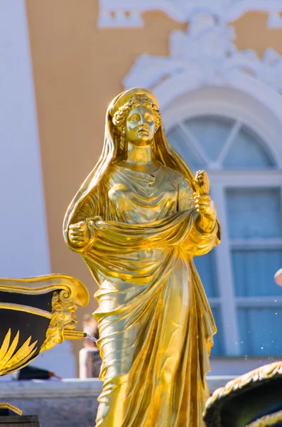 Estátua de ouro em Peterhof — Fotografia de Stock