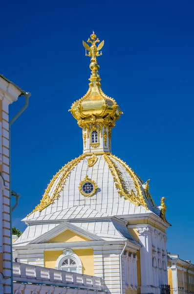 Närbild av kupolen med ryska örnen — Stockfoto