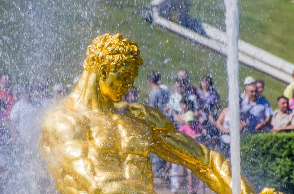 Nahaufnahme samson brunnen in peterhof, russland — Stockfoto