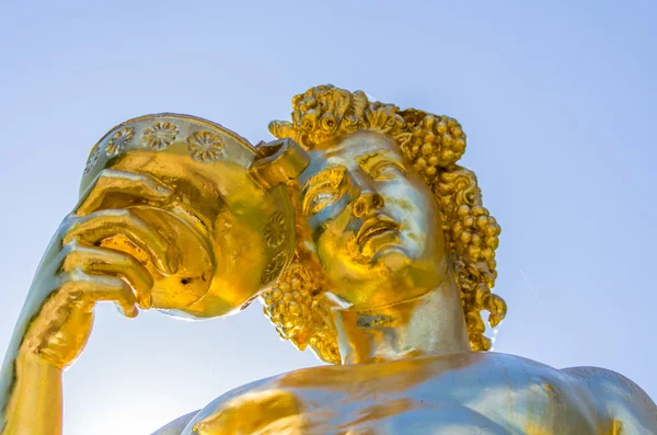 Arany szobor peterhof — Stock Fotó