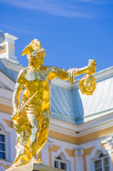Perseus Goldstatue in Peterhof — Stockfoto