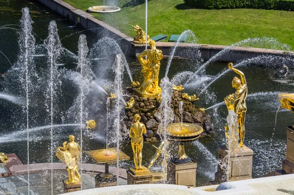Prohlédni na velké kaskádové fontány v peterhof, Rusko — Stock fotografie
