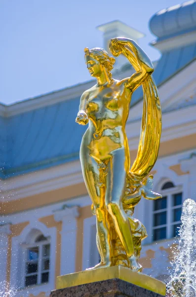Золотая статуя в Петергофе — стоковое фото