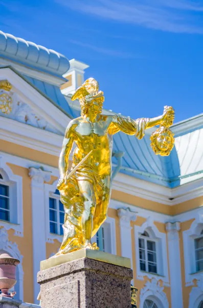 Estatua de oro de Perseo en Peterhof —  Fotos de Stock