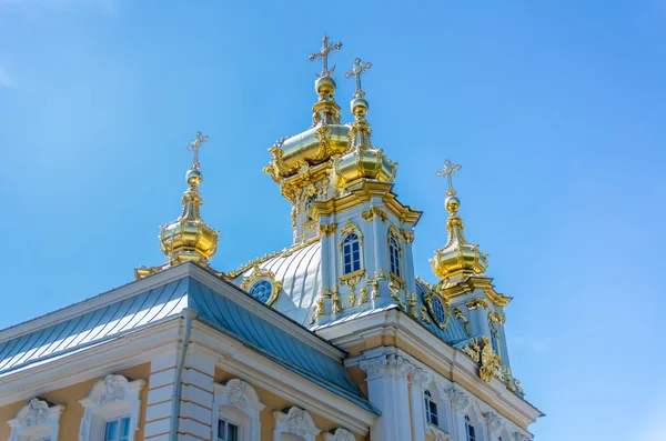 Cruzes e cúpulas da Igreja em Peterhof — Fotografia de Stock