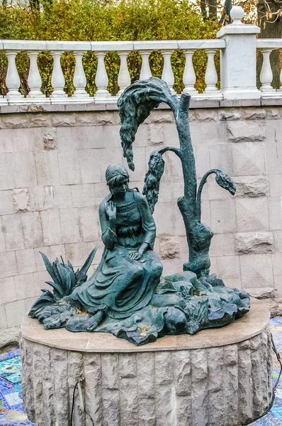 Young lady sculpture in Moscow — Stock Photo, Image