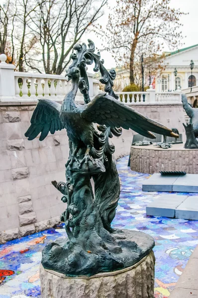 Скульптура птиц-фей в Москве — стоковое фото