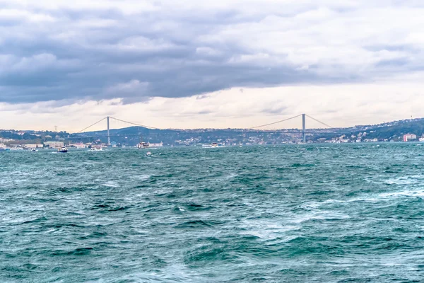 Blick auf Bosporus-Meerenge und Brücke — Stockfoto