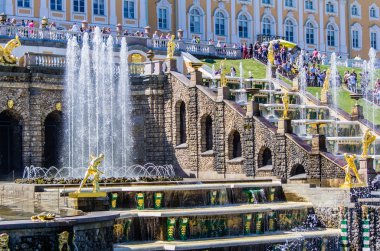 peterhof, Rusya büyük çağlayan çeşme görüntüleyin