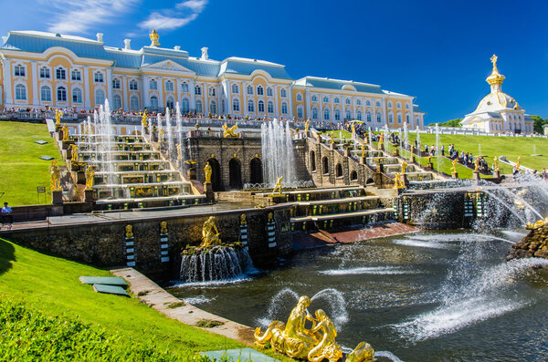 Вид на Большой Каскадный фонтан в Петергофе, Россия
